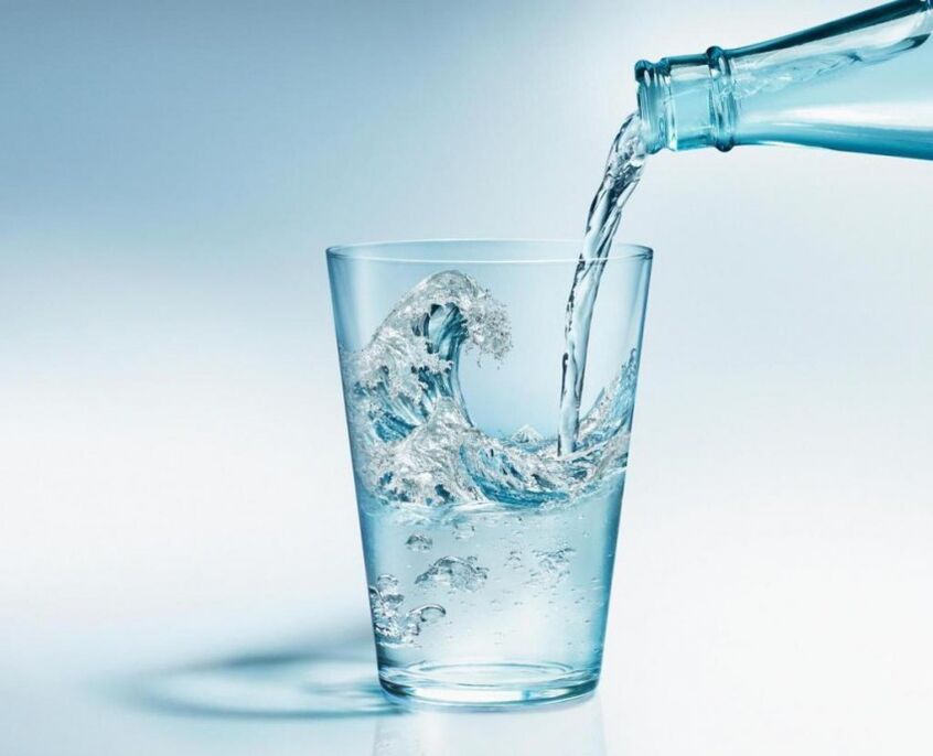 음주 다이어트 중에는 깨끗한 물을 충분히 마셔야 합니다. 