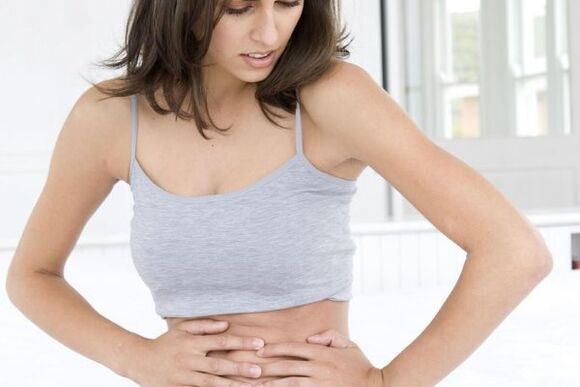 복부 통증은 췌장염의 첫 징후 중 하나입니다. 